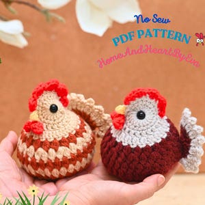 Puede incluir: Dos juguetes amigurumi de pollo hechos a crochet. Uno es marrón y blanco con una cresta y una papada rojas. El otro es marrón claro y marrón con una cresta y una papada rojas. Los juguetes están sentados en una mano. La imagen incluye el texto "No Sew PDF PATTERN HomeAndHeartByEva".