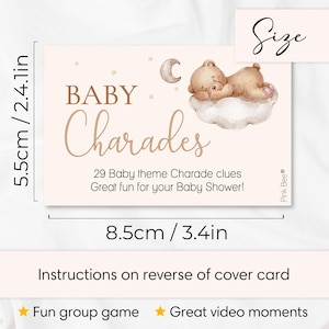 以下が含まれることがあります： 8.5cm x 5.5cmの長方形のBaby Charadesゲームカード。カードは薄いベージュの背景で、白い雲の上で眠る茶色のテディベア、三日月、星が描かれています。テキストにはBaby Charades、29 Baby theme Charade clues、Pink Beeが含まれています。