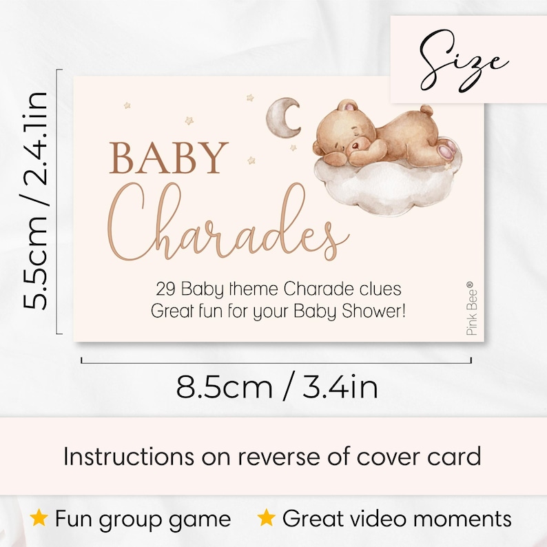 以下が含まれることがあります： 8.5cm x 5.5cmの長方形のBaby Charadesゲームカード。カードは薄いベージュの背景で、白い雲の上で眠る茶色のテディベア、三日月、星が描かれています。テキストにはBaby Charades、29 Baby theme Charade clues、Pink Beeが含まれています。