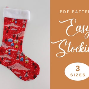 Könnte beinhalten: Ein roter Weihnachtssocken mit weißem Bündchen und einem Winterdorf-Muster. Der Socken befindet sich auf weißem Hintergrund. Der Text "PDF PATTERN Easy Stocking 3 SIZES" befindet sich auf braunem Hintergrund.