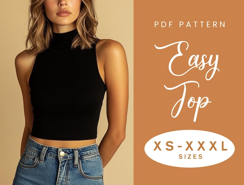 Puede incluir: Patr&oacute;n PDF para una blusa f&aacute;cil, disponible en tallas XS-XXXXL. El patr&oacute;n se muestra en una modelo que lleva una blusa negra de cuello alto y unos vaqueros azules.