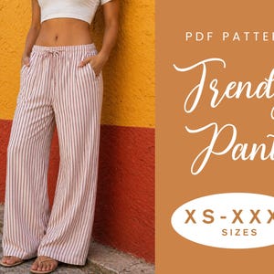 Peut inclure: Une personne porte un pantalon à rayures rose clair avec une taille à cordon et des rayures bleu marine. L'image contient le texte : "PDF Pattern Trendy Pant" et "XS-XXXL SIZES".