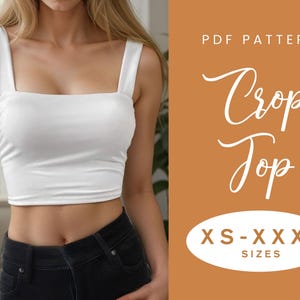 Puede incluir: Patrón PDF para un top corto blanco. El patrón incluye las tallas XS-XXXXL. La imagen muestra a una modelo usando el top corto.