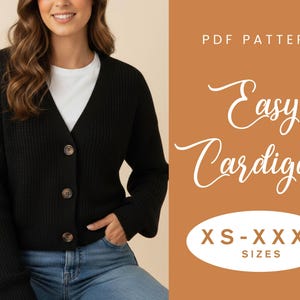 Könnte beinhalten: Schwarze Strickjacke mit V-Ausschnitt und Knopfverschluss. Das Bild zeigt eine Frau, die den Pullover über einem weißen Hemd und einer blauen Jeans trägt. Der Text auf dem Bild lautet "Easy Cardigan" und "XS-XXXL SIZES".