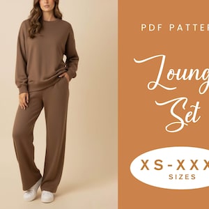 Może przedstawiać: Brązowy zestaw wypoczynkowy, składający się z bluzy z okrągłym dekoltem i spodni z szerokimi nogawkami. Zestaw jest prezentowany na osobie. Tekst po prawej stronie brzmi "PDF Pattern" i "Lounge Set" z "XS-XXXL SIZES" poniżej.