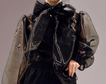 Schwarze schiere Organza Bluse mit Puffärmeln und Statement Bow, blau durchsichtig formal für Frauen, Gothic Abendparty Top