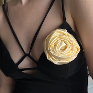 Broche de solapa con flores de rosa amarilla, broche de rosa de satén para vestido, bolso o cinturón, broche de solapa con flor amarilla, broche floral llamativo