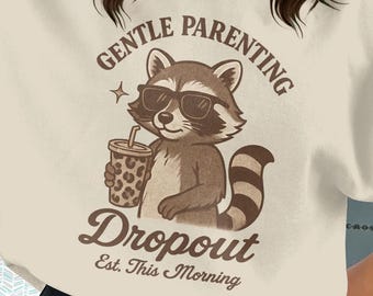 Gentle Parenting Dropout PNG, Wasbeer Clipart, Grappige Ouderlijke Png, Digitale Download, Sublimatie Png, Sarcastische Moeder Png