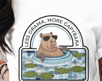 Maglietta Less Drama More Capybara, maglietta con grafica di animali divertenti, maglietta con meme Capybara, regalo unico per gli amanti del Capybara