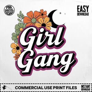 Può includere: Un design digitale con la scritta "Girl Gang" in un font retrò, delineato in nero e su sfondo viola. Il design incorpora elementi floreali arancioni, gialli e verdi, insieme a una luna crescente e stelle.