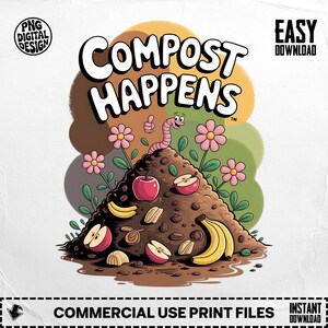 Op de afbeelding: Kleurrijke illustratie met de tekst "COMPOST HAPPENS". Een cartoonworm geeft een duim omhoog vanaf een composthoop met appels, bananen en bloemen. De afbeelding is een digitaal ontwerp met de woorden "PNG DIGITAL DESIGN" en "EASY DOWNLOAD".