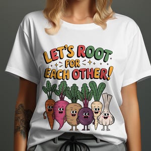 Peut inclure: T-shirt blanc avec l'inscription colorée "LET'S ROOT FOR EACH OTHER!". En dessous, des légumes de dessins animés : carotte, betterave, navet, radis pourpre, panais et ail. Les légumes ont des visages souriants.