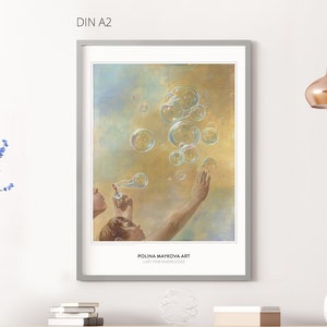 Pode incluir: Uma impressão emoldurada de uma pintura que retrata uma mão soprando bolhas em um céu azul claro e amarelo. A impressão é intitulada "Polina Matveev Art" e é etiquetada como "DIN A2".