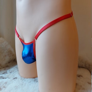 Puede incluir: Tanga de satén azul y rojo con acabado brillante.