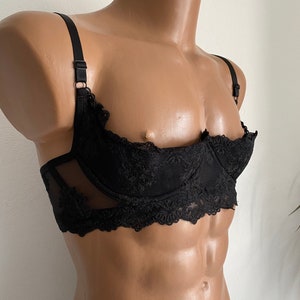 Puede incluir: Lencería negra de encaje con tirantes ajustables y un delicado patrón floral.