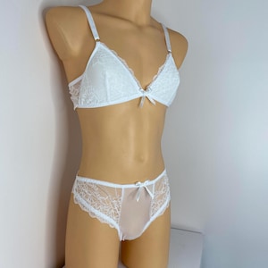 Op de afbeelding: Witte lingerie set van kant met een driehoekige bh en een hoge taille broek.
