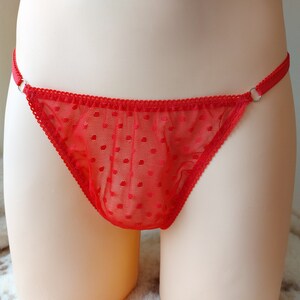 Può includere: Lingerie in rete rossa a pois con spalline regolabili e un delicato bordo in pizzo.