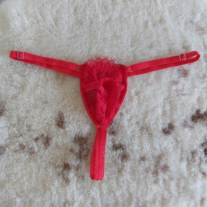 Op de afbeelding: Rode kanten lingerie met verstelbare bandjes en een delicaat ontwerp.