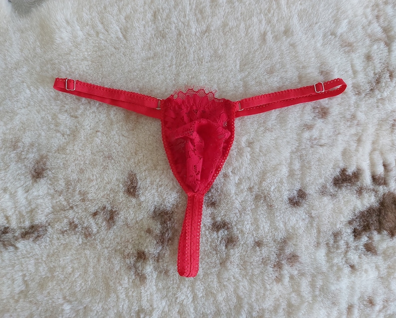 Op de afbeelding: Rode kanten lingerie met verstelbare bandjes en een delicaat ontwerp.