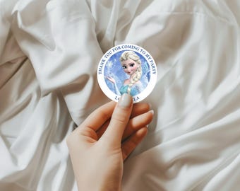 Pode incluir: Um autocolante redondo com uma ilustração de desenho animado de uma mulher loira com um vestido azul. O texto "THANK YOU FOR COMING TO MY PARTY" está impresso na borda. O autocolante está sobre um fundo branco.