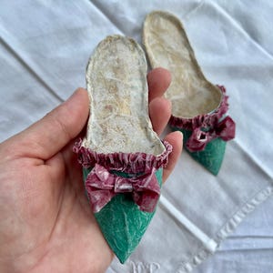 Mini pantofola di carta con fiocco turchese magenta, stile barocco rococò, ispirata a Maria Antonietta, volant vintage in stile francese