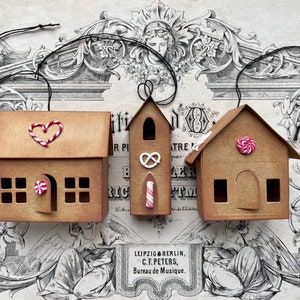 Tre casette decorative: casette di marzapane di carta con decorazioni in finto zucchero e ciondolo con gancio per l'Avvento di Natale in set