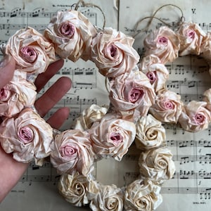 Guirlanda feita de papelão reciclado rosa ou creme com flores de rosas flores de papel, para presentear no dia das mães aniversário em upcycling vintage