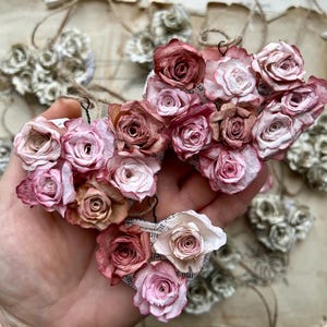 Tre cuori di rose rosa realizzati in carta vintage, regalo di compleanno per la festa della mamma, San Valentino, riciclato