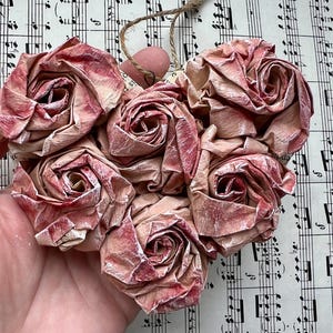 Cuore di rosa rosa antico da appendere in cartone e carta riciclati, riciclo creativo vintage per la festa della mamma, San Valentino, compleanno