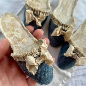 Una mini pantofola di carta con fiocco blu, stile barocco rococò, ispirata a Maria Antonietta, con volant, stile vintage francese
