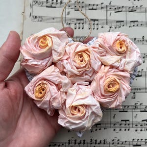 Como no meu jardim: Coroa de flores em formato de coração de rosas rosé feita de papelão reciclado com flores de papel, presente de Dia das Mães e Aniversário