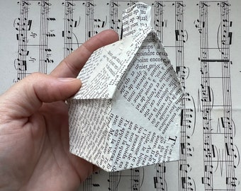 Petite maison de décoration faite à partir de vieilles pages de livre en papier