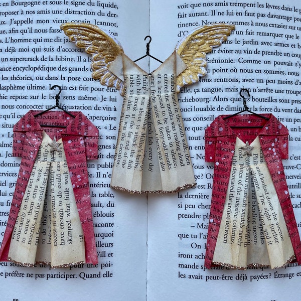 Set drei Papier Kleider mit Mänteln Fliegenpilz Weihnachten Engel Flügel Mode vintage aus alten Buchseiten und Origami mit Drahtbügeln