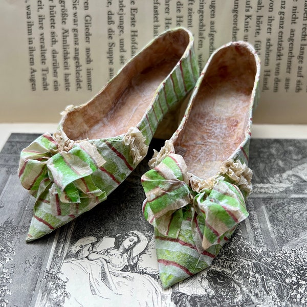 Ein Paar Mini Barock Schuhe grün gestreift  nach historischem Vorbild Marie Antoinette Rüschen und Schleife vintage aus recyceltem Papier