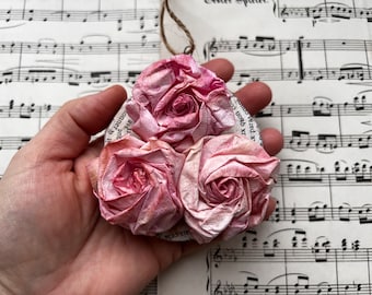 Bloc en carton recyclé avec des fleurs roses en papier, comme cadeau pour la fête des mères, un anniversaire au look vintage upcyclé