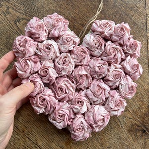 Opulento grande coração rosa feito de papelão reciclado e papel vintage upcycling Dia das Mães Dia dos Namorados Aniversário