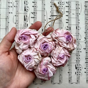 Rosas corazón morado rosa hechas de cartón reciclado y papel vintage upcycling Día de la Madre San Valentín cumpleaños