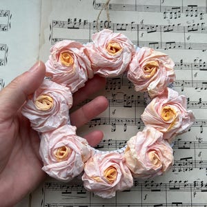 Wie aus meinem Garten: Rosen Blüten Kranz rosé aus recycelter Pappe mit Blumen aus Papier,  Geschenk Muttertag Geburtstag