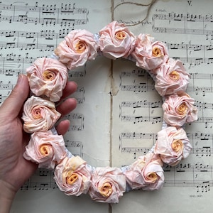 Como no meu jardim: Coroa de rosas rosé feita de papelão reciclado com flores de papel, presente Dia das Mães Aniversário