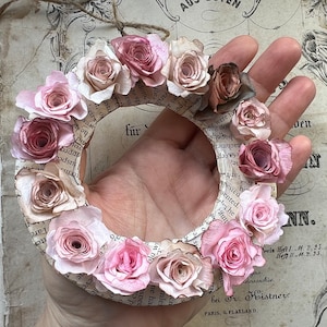 Piccola corona di rose fatta di carta vintage Festa della mamma San Valentino regalo di compleanno riciclo creativo