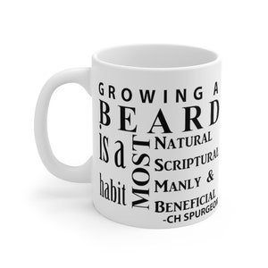 Puede incluir: Taza de cerámica blanca con texto negro que dice "Cultivar una barba es un hábito natural, escritural, varonil y beneficioso -CH Spurgeon"