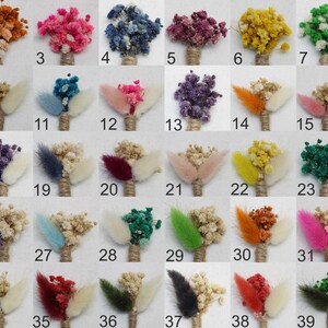 Op de afbeelding: Een selectie van 40 gedroogde bloemen boutonni&egrave;res, elk met een andere kleurencombinatie. De boutonni&egrave;res zijn gerangschikt in rijen van vier, met nummers 1 tot en met 40 die elk labelen.