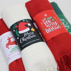 Pode incluir: Tr&ecirc;s len&ccedil;os com tema natalino com designs festivos. Os len&ccedil;os s&atilde;o brancos, vermelhos e verdes. O len&ccedil;o branco tem um design preto e branco com um chap&eacute;u de Papai Noel e o texto "Feliz Natal". O len&ccedil;o vermelho tem um design vermelho e branco com o texto "Desejamos um Feliz Natal". O len&ccedil;o verde tem um design verde e branco com o texto "Feliz Natal e um feliz Ano Novo".
