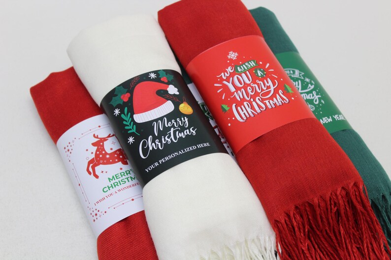 Pode incluir: Tr&ecirc;s len&ccedil;os com tema natalino com designs festivos. Os len&ccedil;os s&atilde;o brancos, vermelhos e verdes. O len&ccedil;o branco tem um design preto e branco com um chap&eacute;u de Papai Noel e o texto "Feliz Natal". O len&ccedil;o vermelho tem um design vermelho e branco com o texto "Desejamos um Feliz Natal". O len&ccedil;o verde tem um design verde e branco com o texto "Feliz Natal e um feliz Ano Novo".