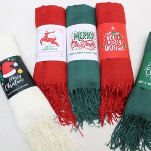 Pode incluir: Quatro diferentes len&ccedil;os tem&aacute;ticos de Natal com designs e textos festivos. Os len&ccedil;os s&atilde;o vermelhos, verdes, brancos e verdes. O texto nos len&ccedil;os diz "Feliz Natal" e "Desejamos um Feliz Natal".