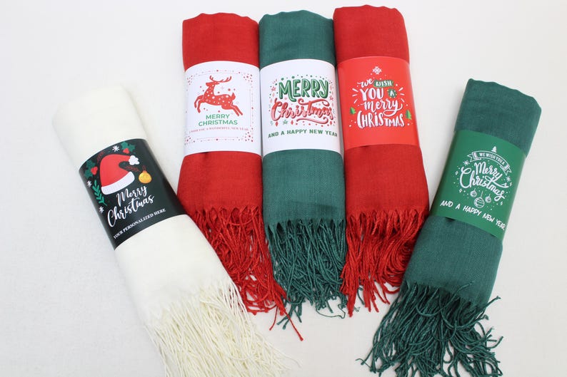 Pode incluir: Quatro diferentes len&ccedil;os tem&aacute;ticos de Natal com designs e textos festivos. Os len&ccedil;os s&atilde;o vermelhos, verdes, brancos e verdes. O texto nos len&ccedil;os diz "Feliz Natal" e "Desejamos um Feliz Natal".