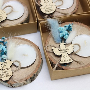 Op de afbeelding: Een set kleine houten kaarshouders met een theelichtje, gedroogde bloemen en een gepersonaliseerd houten label. De labels bevatten namen en gebeurtenissen zoals "Baby Shower" en "Doop".