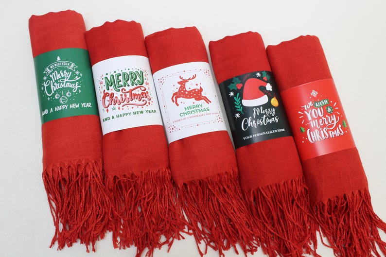 Pode incluir: Cinco cachec&oacute;is vermelhos com franjas e diferentes designs de Natal. Os designs incluem uma rena, um chap&eacute;u de Papai Noel e as palavras "Feliz Natal".