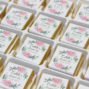 Puede incluir: Una caja de chocolates envueltos individualmente con un dise&ntilde;o floral y el texto "Collette's Bridal Tea" y la fecha "21.06.2025".