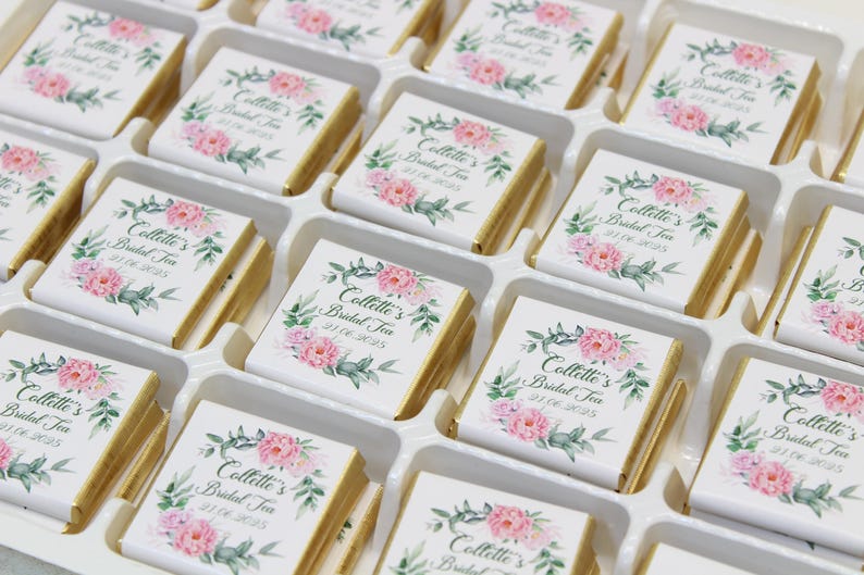 Puede incluir: Una caja de chocolates envueltos individualmente con un dise&ntilde;o floral y el texto "Collette's Bridal Tea" y la fecha "21.06.2025".